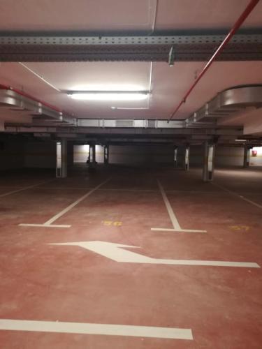 an empty parking lot with a white arrow on it at Les appartements Privés Bar in Bar