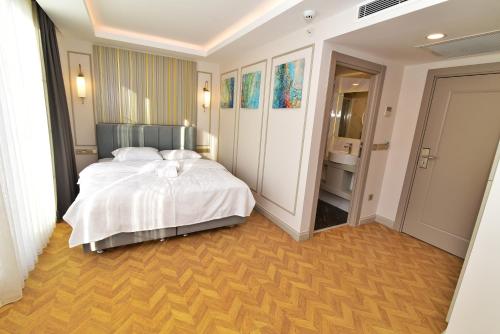 Postel nebo postele na pokoji v ubytování Serai Hotel