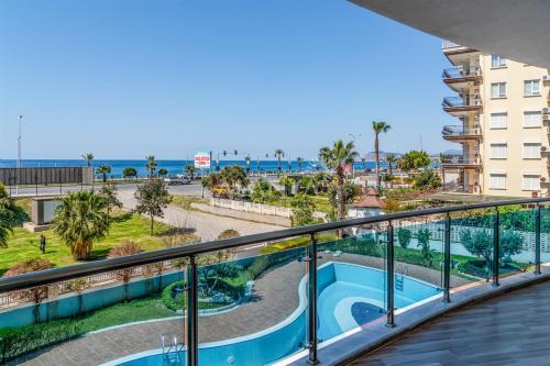 einen Balkon mit Pool- und Meerblick in der Unterkunft Calista, Empire, Seven Stars Residence in Alanya