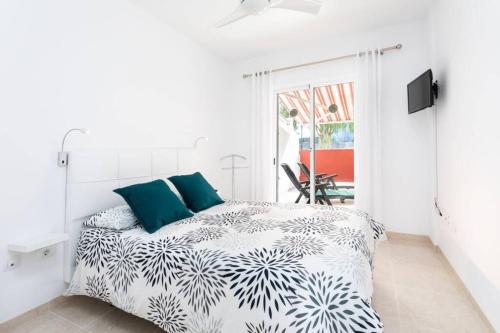 sypialnia z łóżkiem z czarno-białą kołdrą w obiekcie Apartamento Dulce Bea w mieście Puertito de Güímar