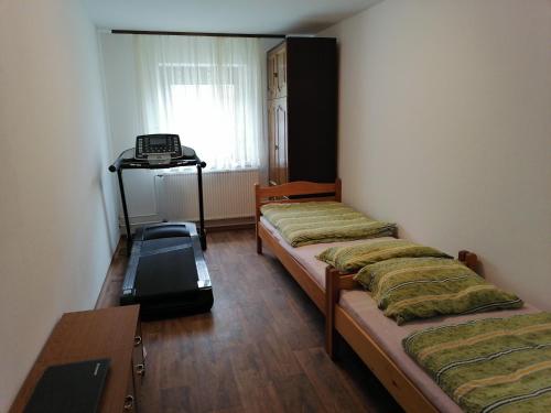 Habitación con 3 camas y escritorio. en Bela golobica Bogojina en Bogojina
