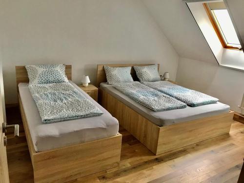 two twin beds in a room with a window at Mátyás Vendégház 3 Rooms Apartment in Kópháza