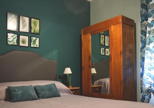 - une chambre avec un lit et un miroir dans l'établissement Pineta del Borgo, à Cavi di Lavagna
