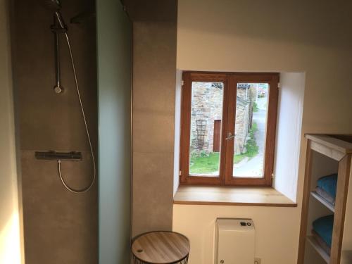 La salle de bains est pourvue de toilettes et d'une fenêtre. dans l'établissement Une Chambre à Foyr ?, à Jalhay