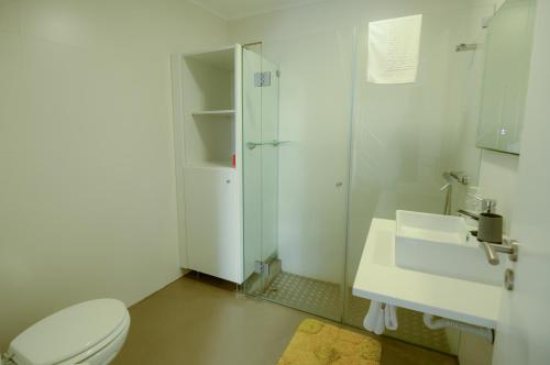 ein weißes Badezimmer mit Toilette und Waschbecken in der Unterkunft CASA DAS TAIPAS in Vila Franca do Campo
