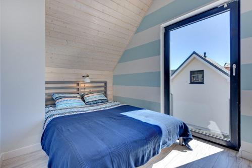 ブワディスワボボにあるLetniskoのベッドルーム(青いベッド1台、大きな窓付)
