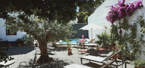 een patio met tafels en stoelen en een zwembad bij El Cielo Azul in Alora