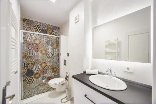 y baño con aseo, lavabo y ducha. en Panorama Views - Spacious Central Apartment en Oradea