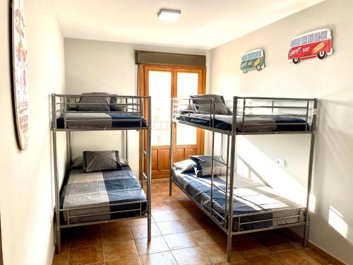 una habitación con tres literas y una ventana en Costa Esuri Golf y Playa V, en Ayamonte