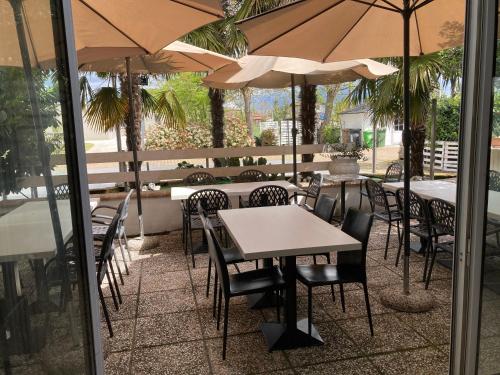 a restaurant with tables and chairs and umbrellas at Delta House in Taglio di Po