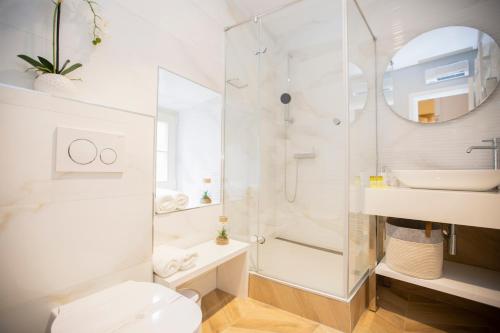 een badkamer met een douche, een toilet en een wastafel bij Luxury Apartments Lilly 1 in Split