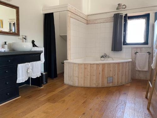Vonios kambarys apgyvendinimo įstaigoje Maison Capucine