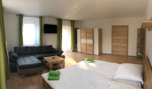 Postel nebo postele na pokoji v ubytování Ferienwohnung „Gmünder Hof“