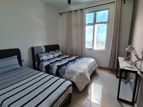 1 dormitorio con 2 camas y ventana en E Life SKS Habitat With WiFi Netflix en Johor Bahru