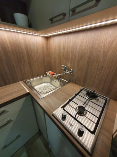 a kitchen with a stove and a sink at Apartman Ilike in Balatonfüred