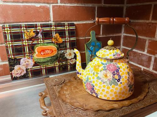 a tea pot sitting on a table next to a wall at 猫とピアノと星空のリゾートブティックコテージ - Starry Forest Cottage Okinawa - in Onna