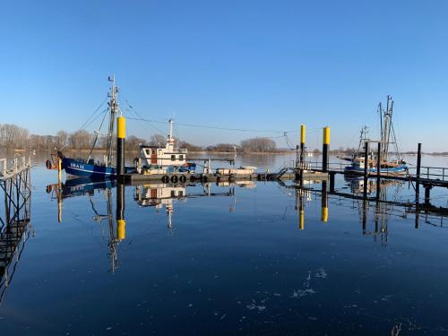 FünfhausenにあるWeser Nahの船団が港に停泊