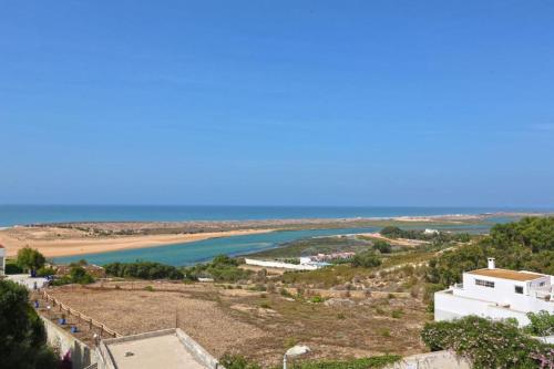 Uma vista do mar geral ou uma vista do mar a partir do apartamento