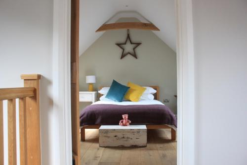 Tempat tidur dalam kamar di Wonderfully Spacious Luxury Holiday Cottage