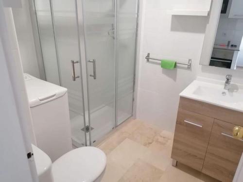 y baño con ducha, aseo y lavamanos. en Appartement idéal pour chiller au soleil !, en Fuengirola