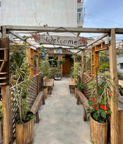 Κήπος έξω από το Hotel Cakalli