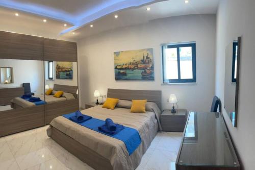 - une chambre avec un grand lit et une table en verre dans l'établissement The Diamond Apartment, à San Pawl il-Baħar