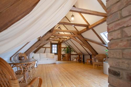 a living room with a white couch and a table at Naturhof-Papiermühle 3 Bett-Zimmer Immergrün in Bollberg