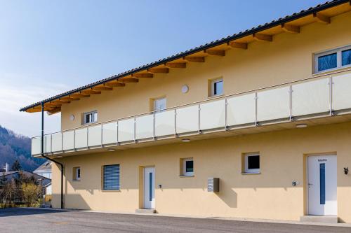 a building with a balcony on the side of it at Ferienwohnung Modi in Gamlitz