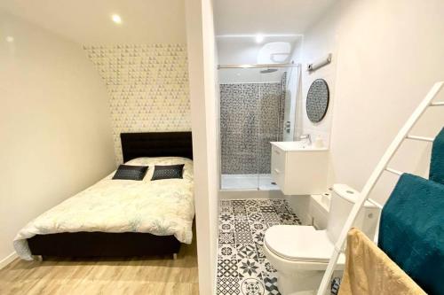 um pequeno quarto com uma cama e um WC em Le Boisé Beauvaisien em Beauvais