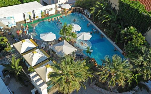 Kentrikon Hotel & Spa في لوترا إديبسو: اطلالة علوية على مسبح مع مظلات