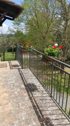a metal fence with flowers in a garden at Agriturismo Podernuovo in Acquapendente