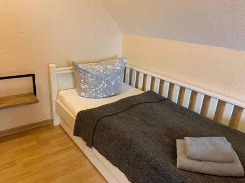 a bedroom with a bed with a pillow on it at Ostwind - ferienwohnungen & meer in Steffenshagen