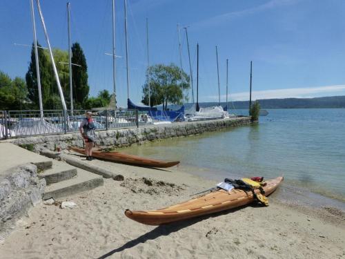 a canoe sitting on the beach next to the water at Duplex Allegro in La Neuveville