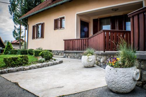 Κήπος έξω από το Apartments and Rooms Štefanac