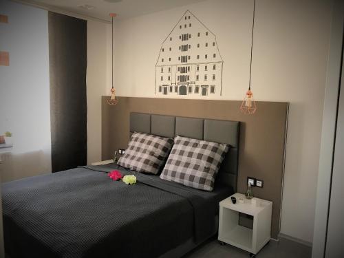 En eller flere senge i et værelse på FAMILY APARTMENTS - SALZHAUSBLICK FERIENWOHNUNGEN - TOP INNENSTADT LAGE am SALZHAUS STADTZENTRUM mit HOTELBETTEN