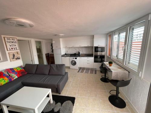 uma sala de estar com um sofá e uma mesa em Apartamento a tan solo 2 minutos de la playa em Puerto del Rosario