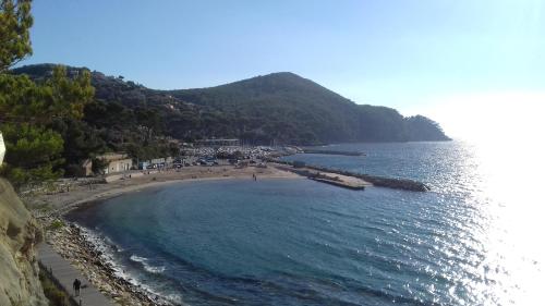 una playa con un grupo de personas en la playa en VACANCES MER, en Saint-Cyr-sur-Mer