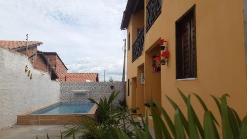Der Swimmingpool an oder in der Nähe von Chalés Residência Tatiane