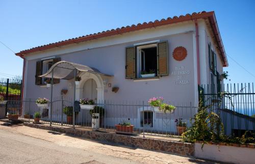 ein weißes Haus mit einem Zaun davor in der Unterkunft Al Passo di Thalia in Ricadi