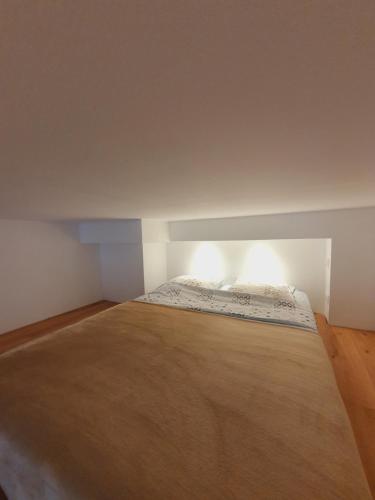 - un grand lit dans une chambre avec publicité lors d'une manifestation dans l'établissement Studio entièrement rénové vieille ville, à Ajaccio