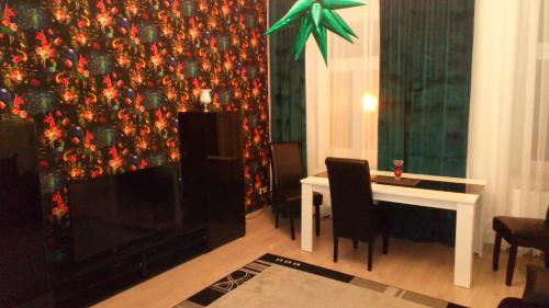 una sala de estar con una pared de Navidad con mesa y sillas en Wohnung "Stern", en Chemnitz