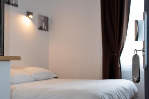 a hotel room with a bed and a window at Hôtel & Gastronomie - La Table de l'Europe in Villeréal
