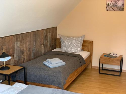 ein Schlafzimmer mit einem Bett mit Handtüchern darauf in der Unterkunft Gasthof Ostwind - ferienwohnungen & meer in Steffenshagen