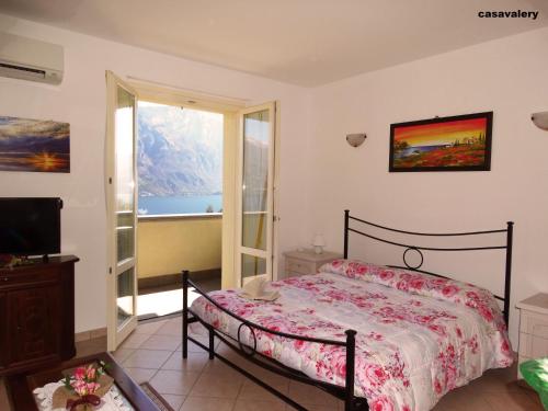 een slaapkamer met een bed en uitzicht op de oceaan bij Casavalery Appartamento monolocale con vista lago in Bellagio