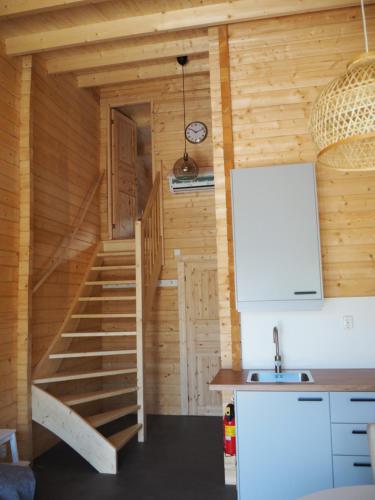 pokój ze schodami w drewnianym domku w obiekcie Polderlodge w mieście Hillegom