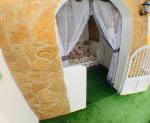 een speelgoedhuis met een bed in een kamer bij Ohana in Morro del Jable