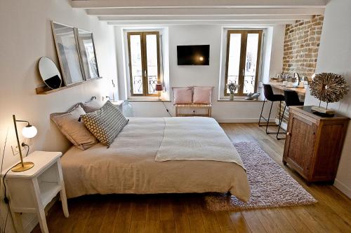 - une chambre avec un grand lit et un salon dans l'établissement Meublé de tourisme, Les chambres du Beffroi, à Boulogne-sur-Mer