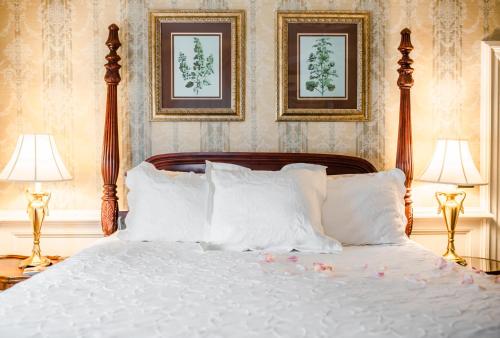 a bedroom with a bed with white pillows and two lamps at Arrowhead Inn in Durham