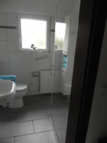 Ένα μπάνιο στο Ferienhaus "Ole Au", Ferienwohnung, Monteure, Unterkunft, Office