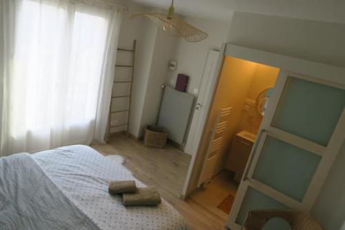 Katil atau katil-katil dalam bilik di Vagabondes chambres d'hôtes